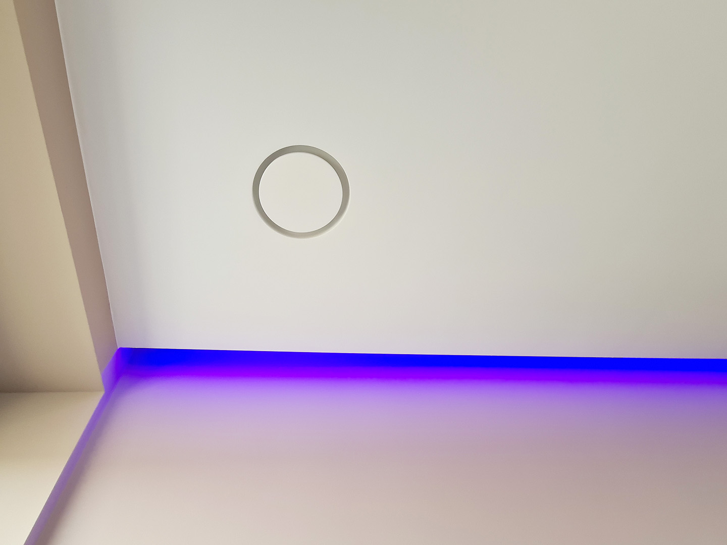 Instucbaar ventilatie ventiel en sparing indirecte verlichting plafond afbouw nieuwbouw appartement in Huizen