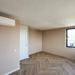 Verlaagd plafond slaapkamer afbouw nieuwbouw appartement in Huizen