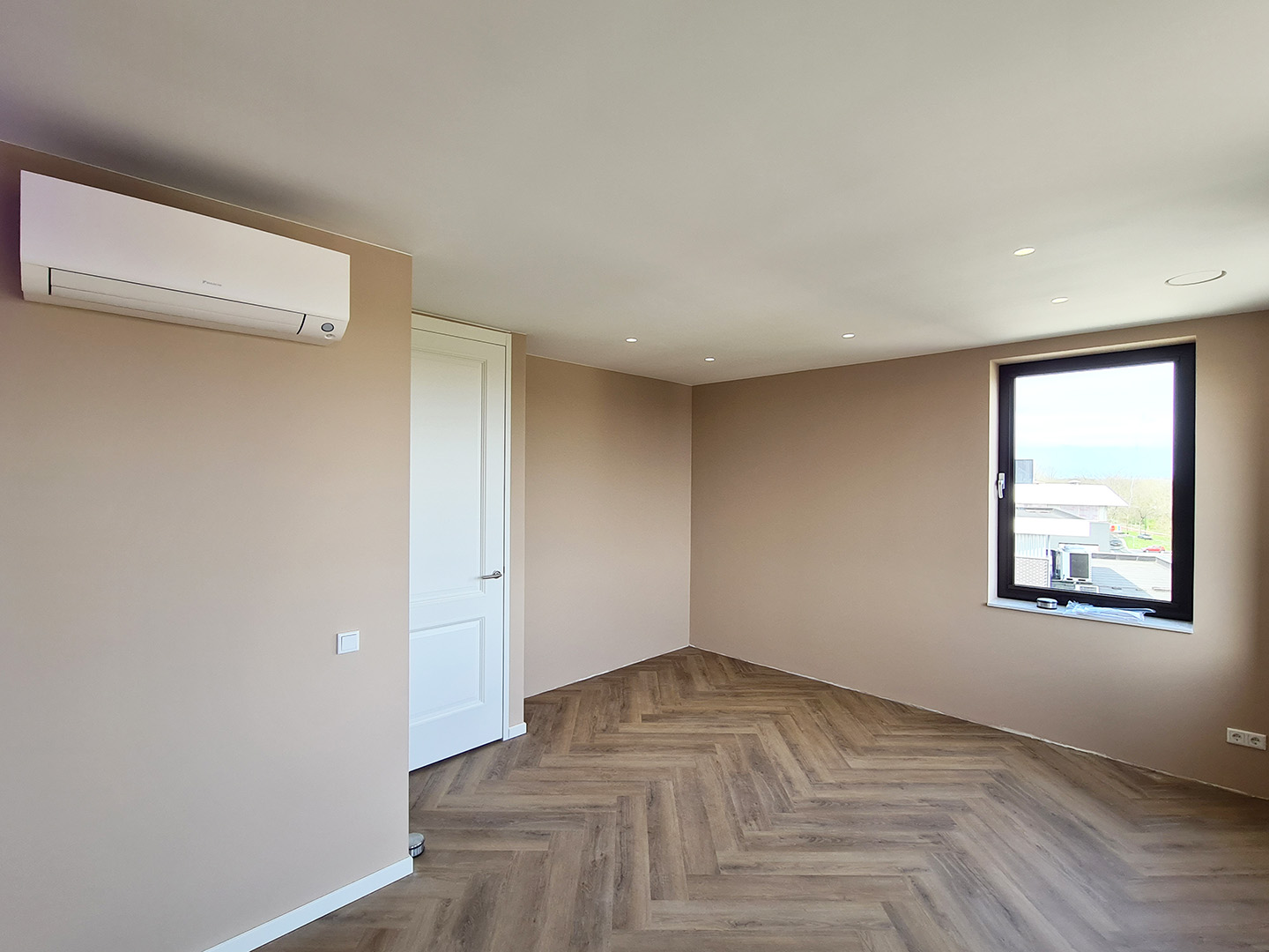 Verlaagd plafond slaapkamer afbouw nieuwbouw appartement in Huizen