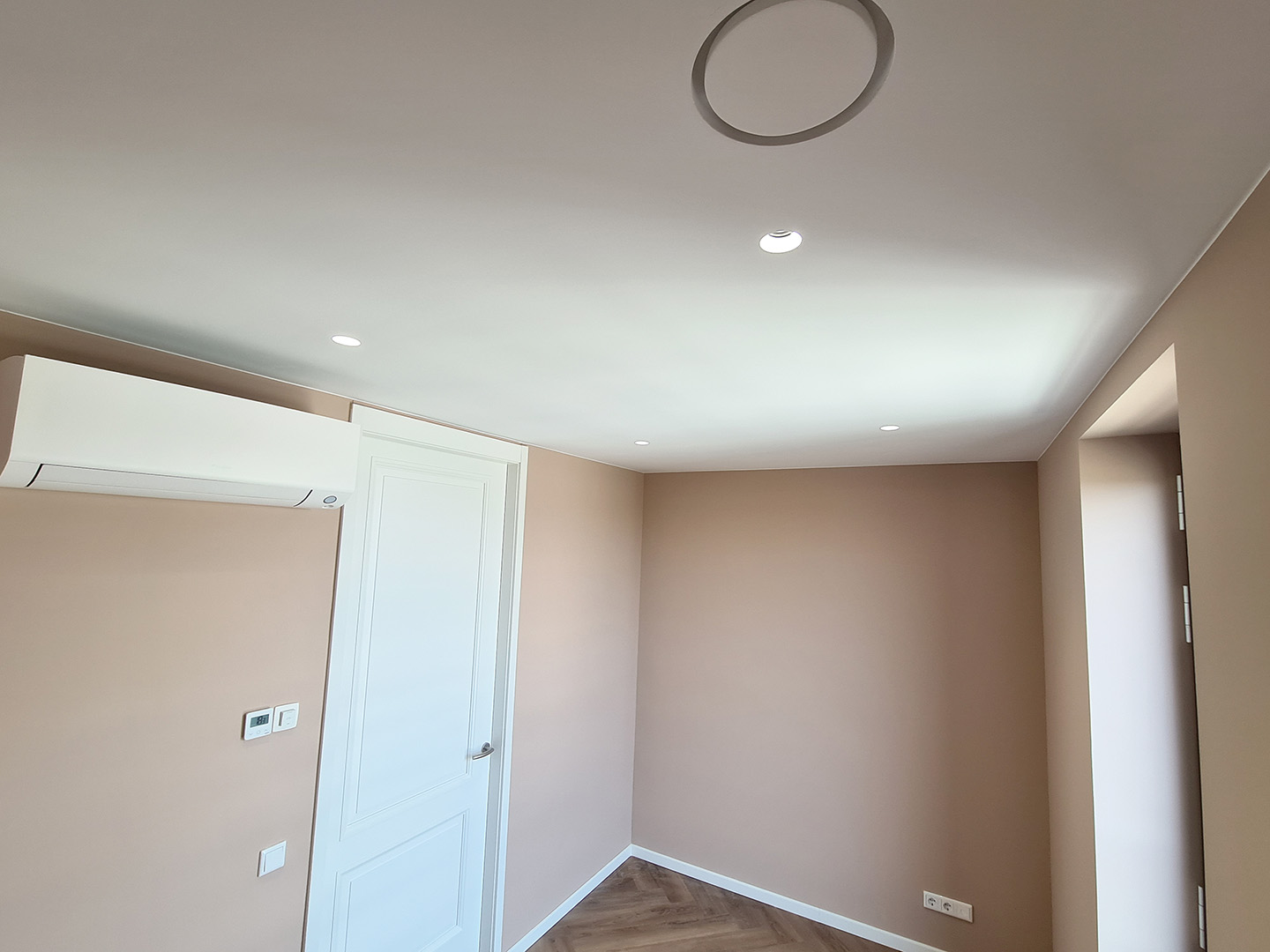Verlaagd plafond slaapkamer met instucbare ventielen afbouw nieuwbouw appartement in Huizen