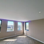 Verlaagd plafond woonkamer inbouwspots en ledstrips afbouw nieuwbouw appartement in Huizen