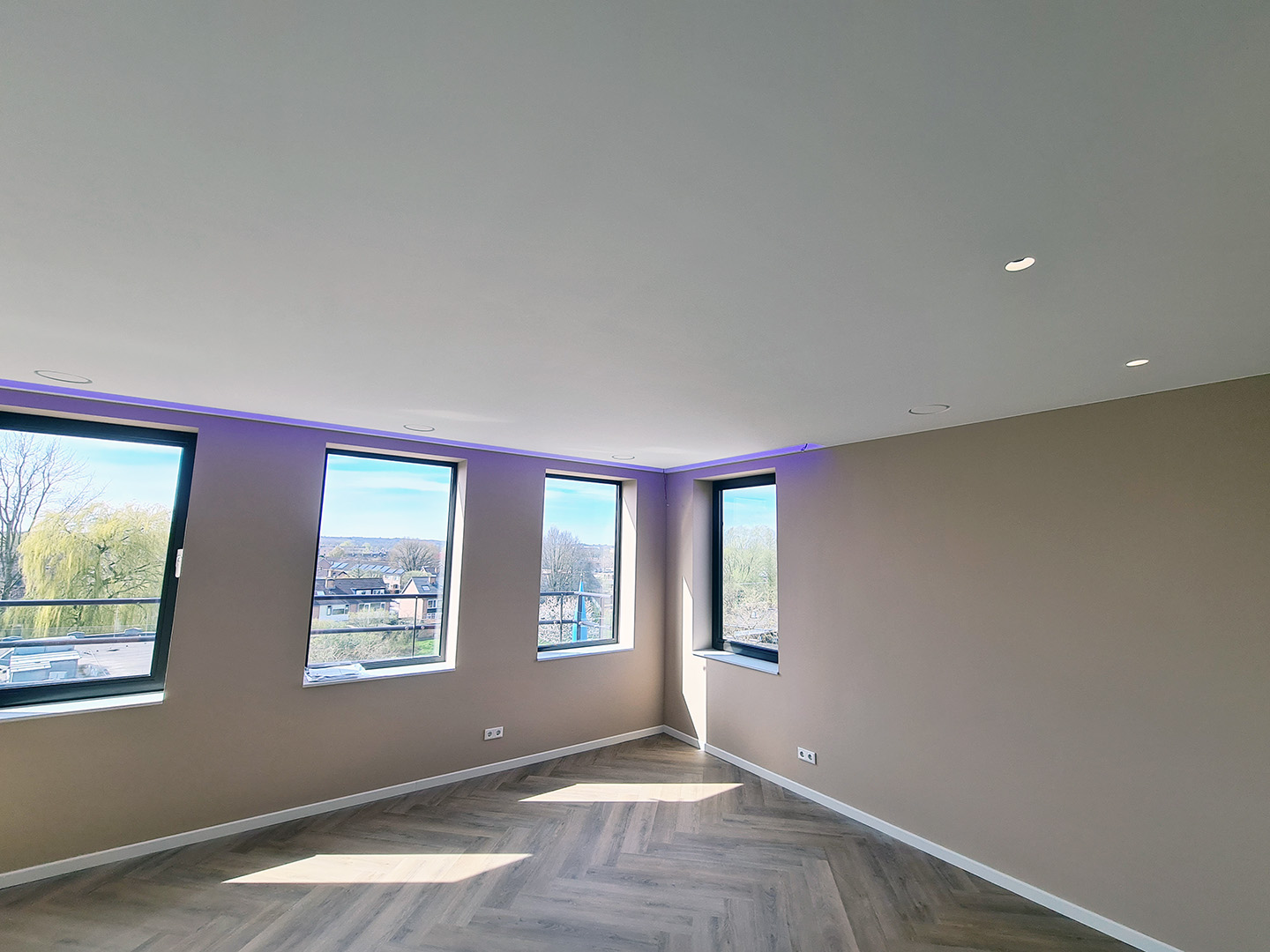 Verlaagd plafond woonkamer inbouwspots en ledstrips afbouw nieuwbouw appartement in Huizen