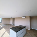 Keuken met kookeiland afbouw nieuwbouw appartement in Huizen