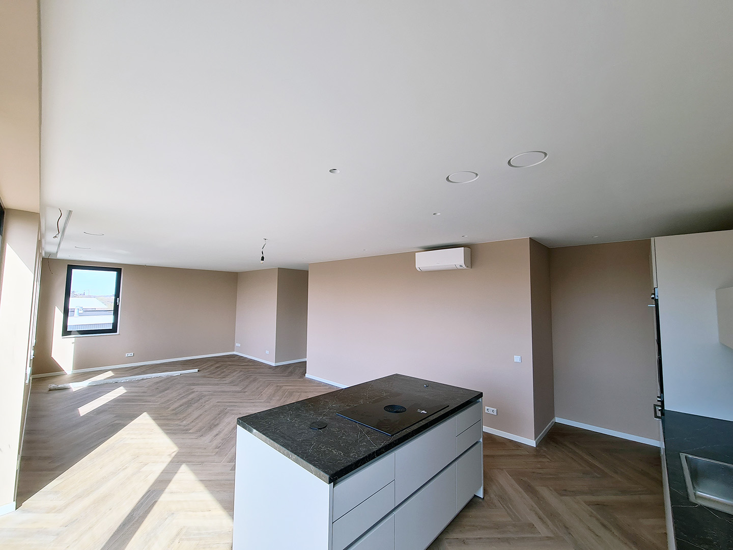 Keuken met kookeiland afbouw nieuwbouw appartement in Huizen