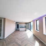 Afbouw woonkamer nieuwbouw appartement in Huizen
