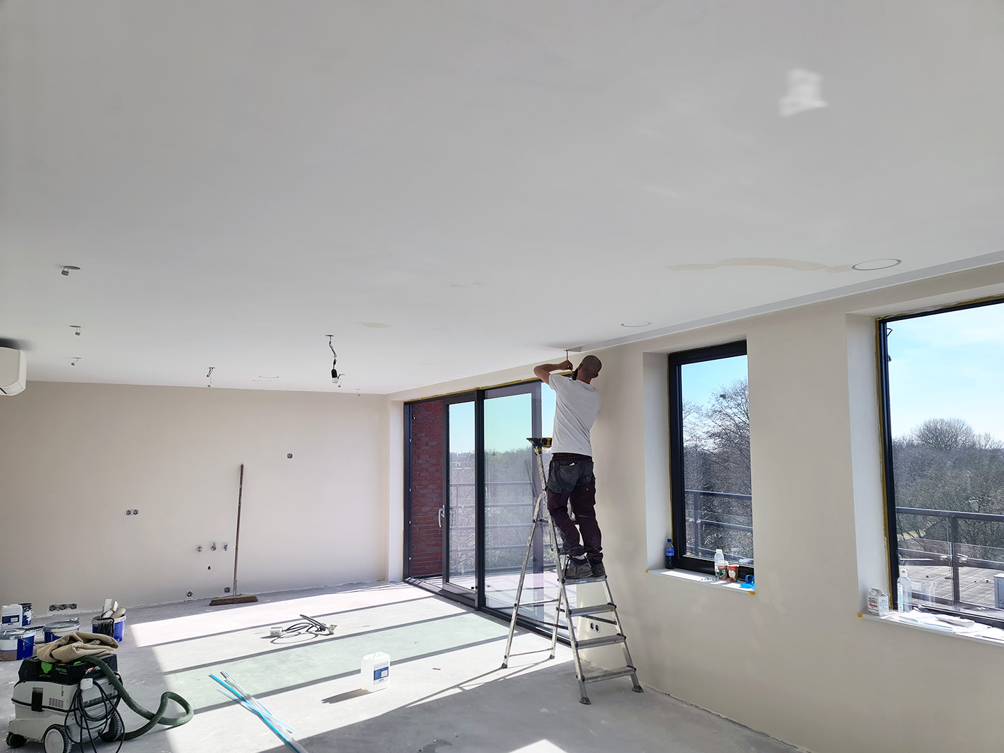 Elektra verleggen inbouw spots afbouw nieuwbouw appartement in Huizen